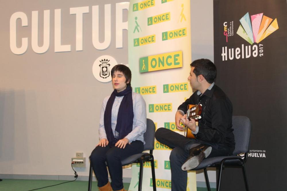 María Auxiliadora Rodríguez cantando su fandango dedicado a la Capitalidad Gastronómica con David Soto a la guitarra
