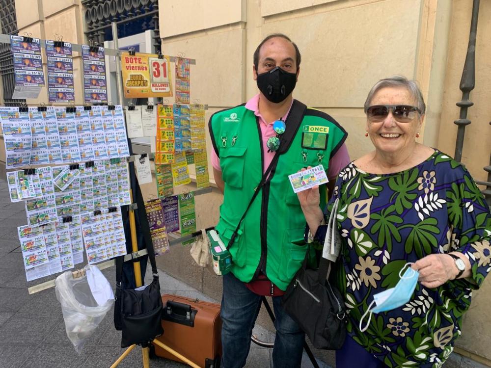 La actriz María Galiana compró el Cuponazo a nuestro  vendedor José Manuel Prieto en el punto de venta ubicado en Plaza Nueva de Sevilla 