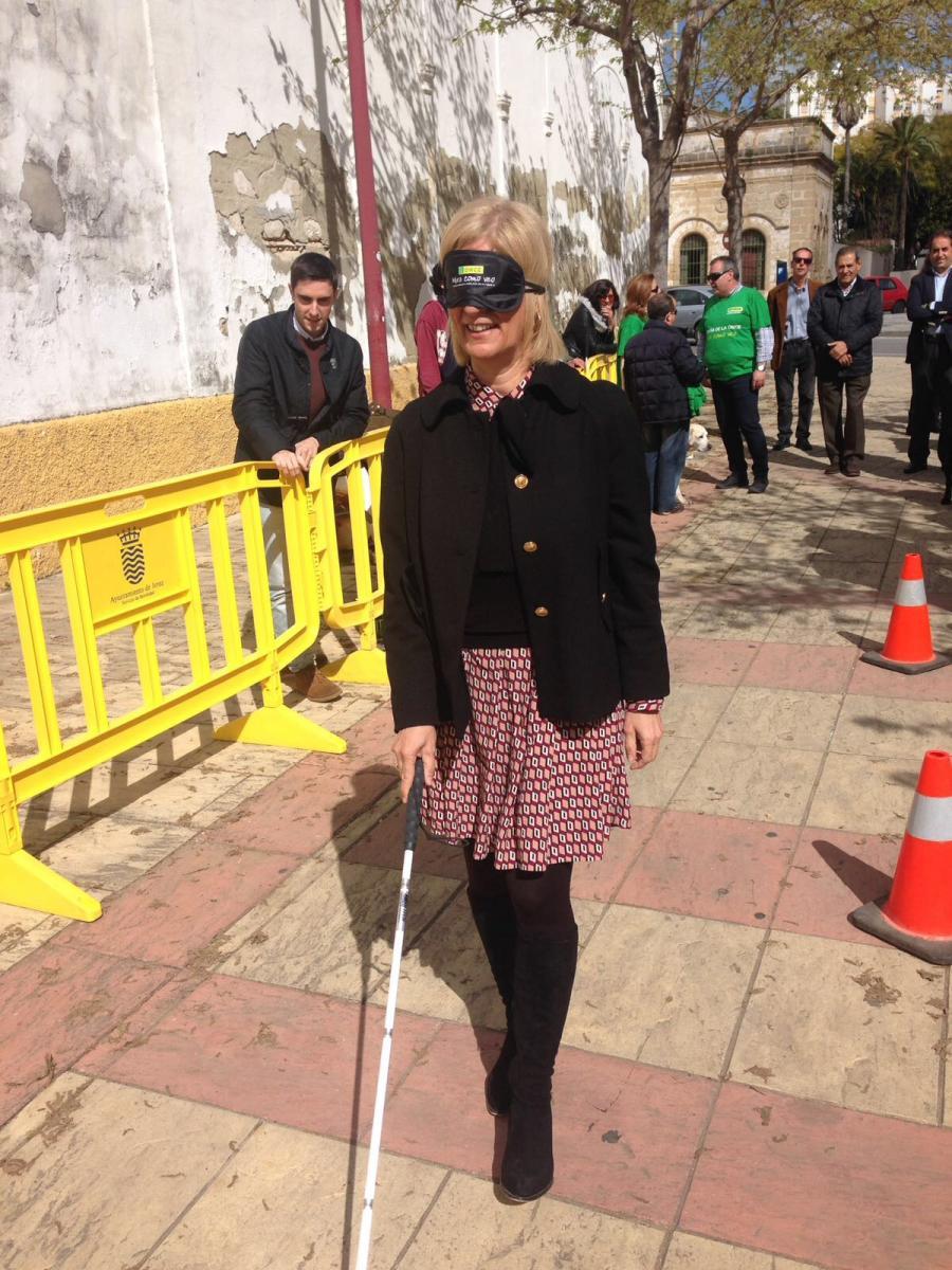 La concejala del PP María José García Pelayo realizando el circuito de movilidad con bastón