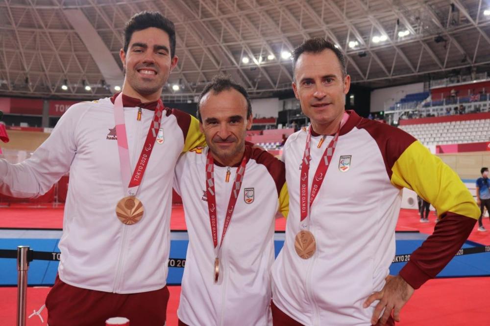 Los medallistas en Ciclismo celebran su triunfo en el estadio olímpico de Tokio