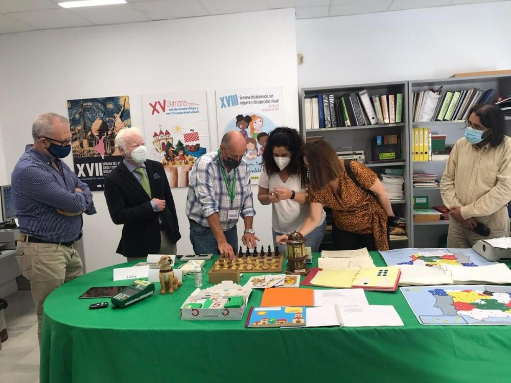 Exposición tiflotecnológica en la sede de la ONCE en Melilla