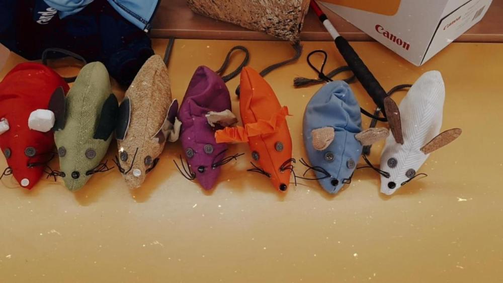 Ratoncitos de tela realizados en uno de los talleres