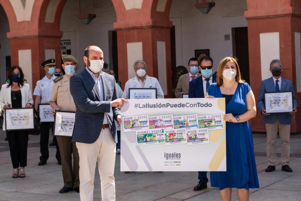 La directora de la ONCE en Córdoba, Carmen Aguilera, expresó la gratitud de la ONCE hacia los principales combatientes del Covid-19