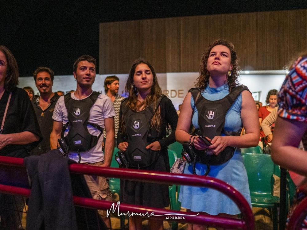 Asistentes a un concierto del Cooltural Fest con mochilas vibratorias