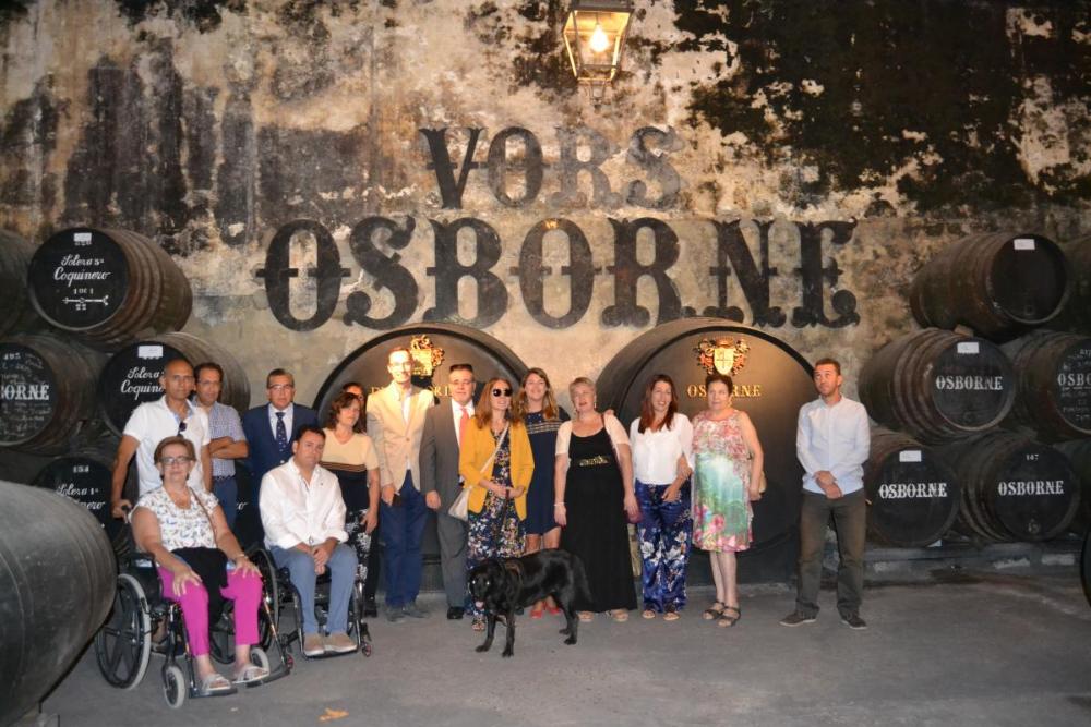 El director de la ONCE en Jerez, Cristino Ortuno, y la consejera territorial Milagros Rodríguez participaron en una de las visitas programadas para los afiliados a la ONCE