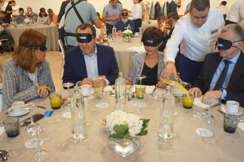 Imagen de las autoridades en el desayuno a ciegas previo a la presentación del Observatorio