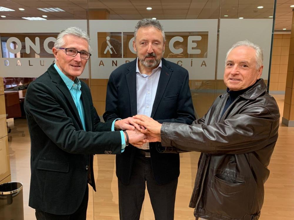 El delegado territorial de la ONCE con el presidente de la APS y el coordinador de Periodistas Solidarios