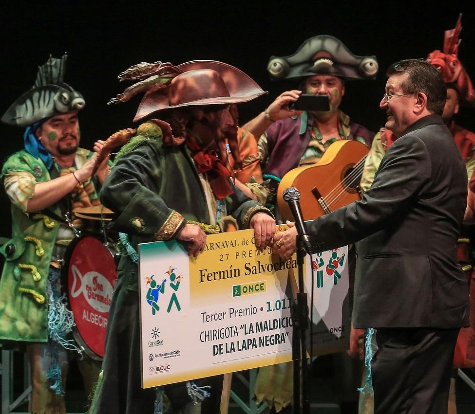 El director general de la ONCE, Ángel Sánchez, entregó el tercer premio a la chirigota gaditana