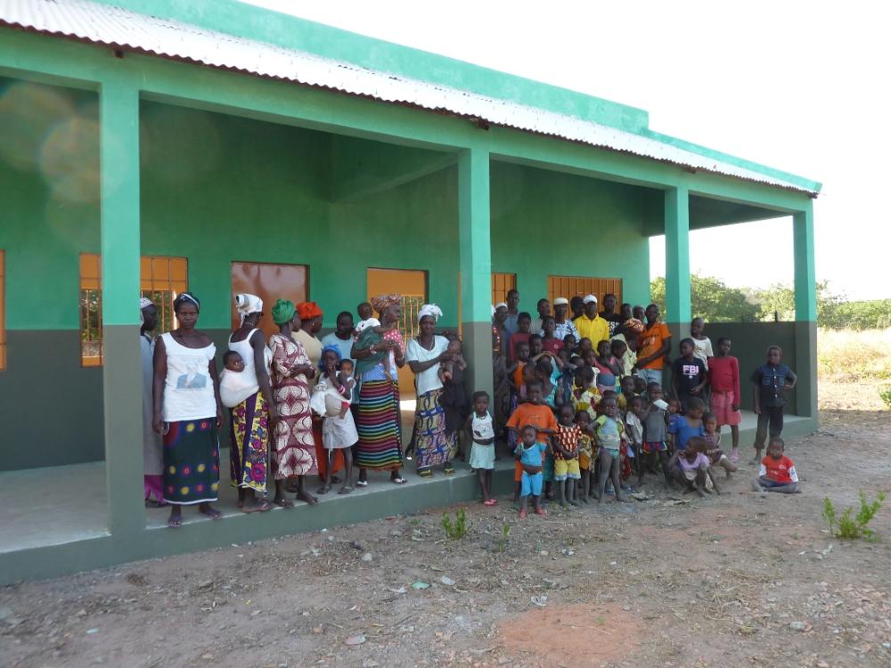 Vista general de los niños con sus padres y personal de apoyo en el centro