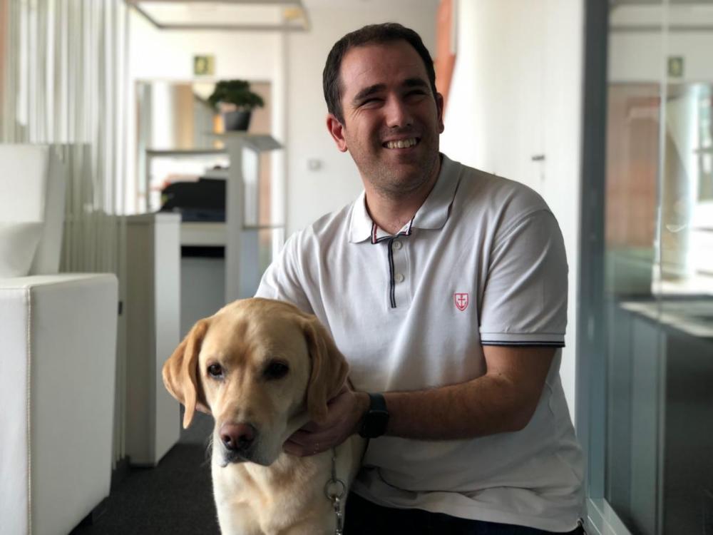 Juanjo Montiel con su perro guía Whost