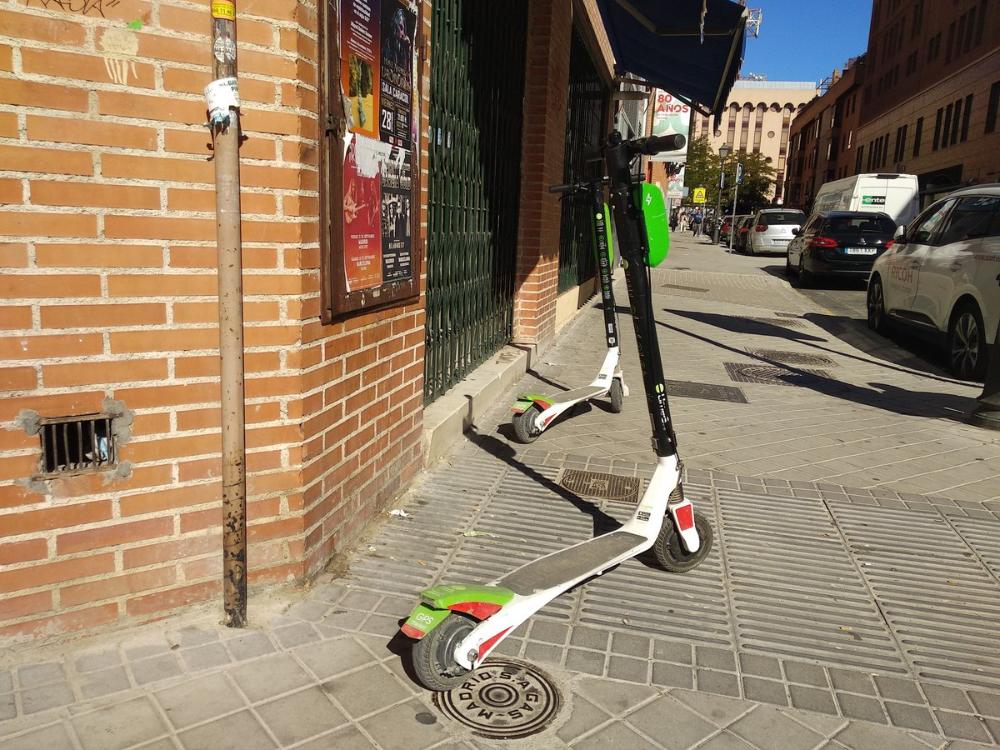Patinetes en mitad de una acera, una imagen que lamentablemente comienza a ser habitual en nuestras ciudades