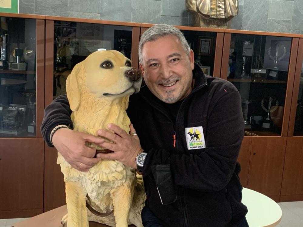 El labrador y pastor alemán son las razas más adecuadas para ser perros guía, reconoce Márquez