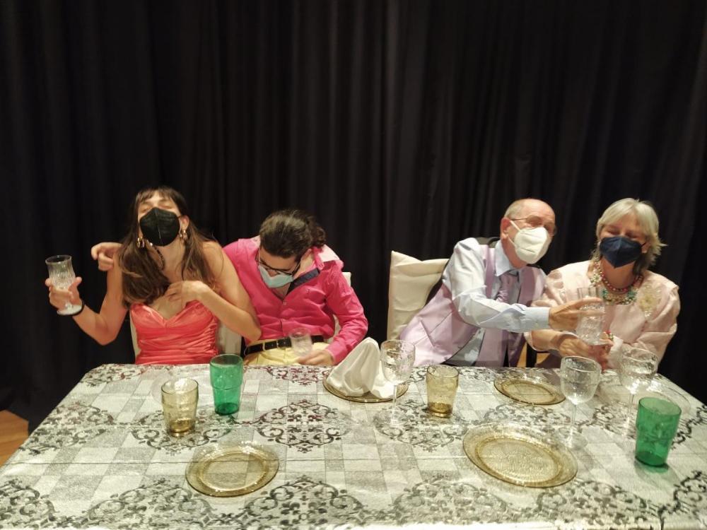 Una escena del ensayo de 'La Boda de los Pequeños Burgueses' a cargo de 'Homero'