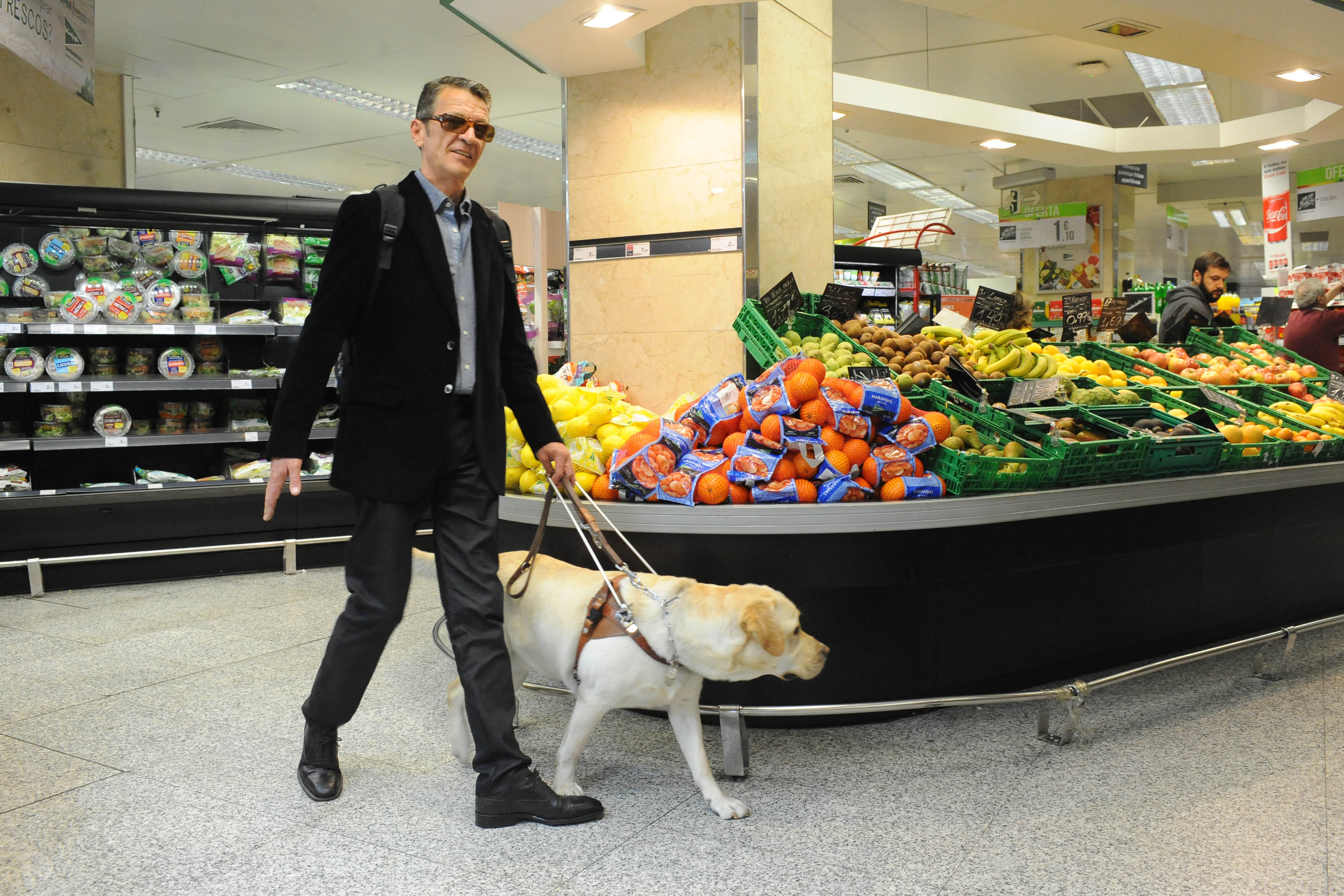 persona_ciega_con_perro_guia_en_supermercado.jpg