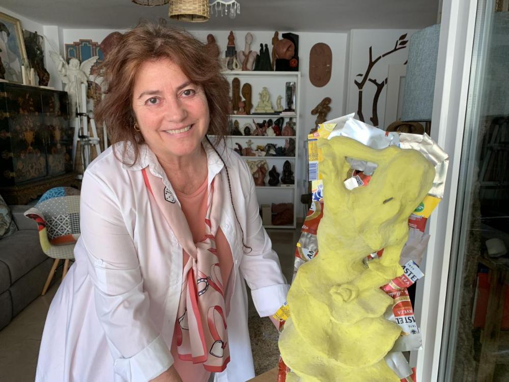 Pilar Mir posa encantada entre las muchas esculturas que pueblan su estudio en Málaga