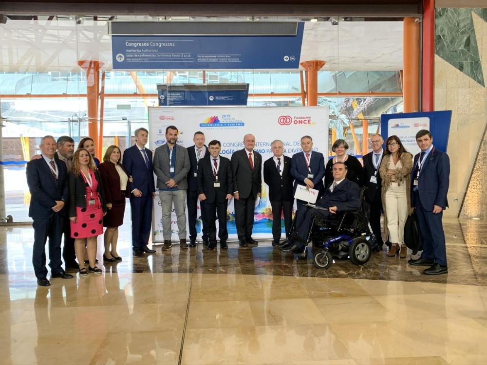 El videpresidente de Fundación ONCE, Alberto Durán, con el alcalde de Málaga, Francisco de la Torre, en la foto de familia de autoridades el día de la inaguración