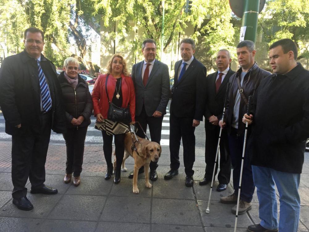 "Un regalo de Navidad de Sevilla a la ONCE", así definió este nuevo servicio el delegado territorial, Cristóbal Martínez
