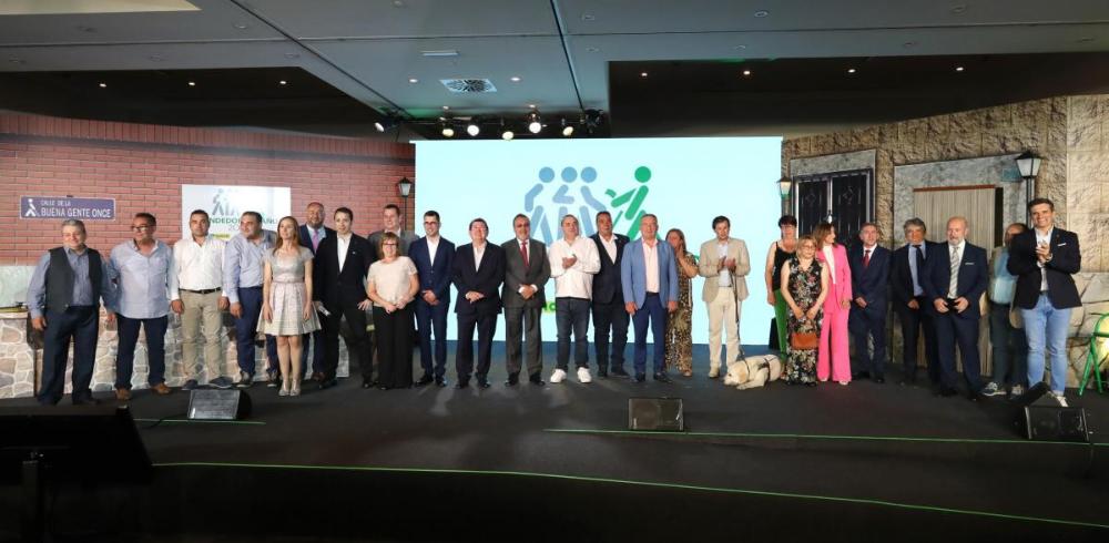 Foto de familia de los premiados una vez finalizada la Gala