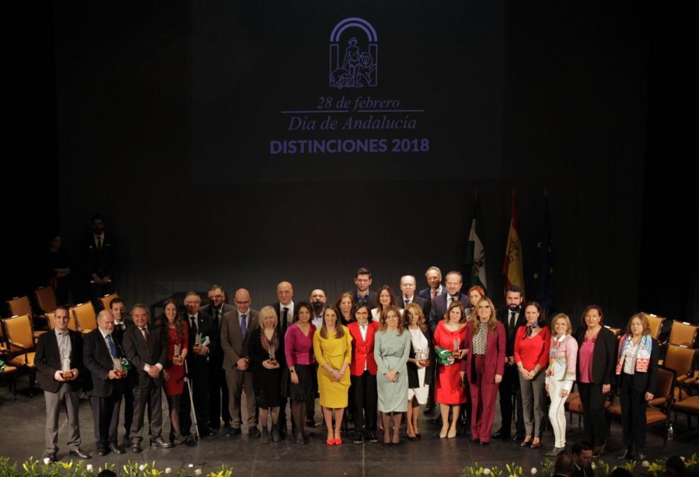 Foto de familia de todos los premiados tras la entrega de las banderas