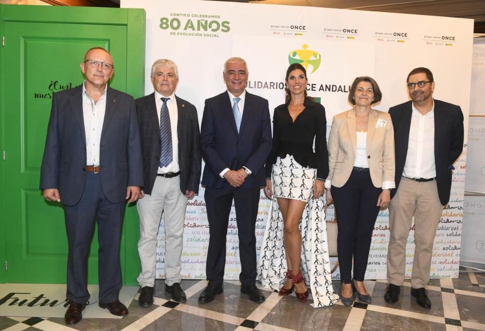 Los ganadores de los Premios Solidarios 2018 en el photocall de entrada a la Gala