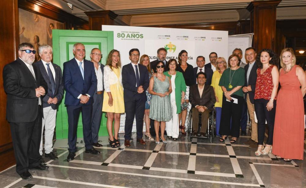 Autoridades y premiados a la entrada de la Gala