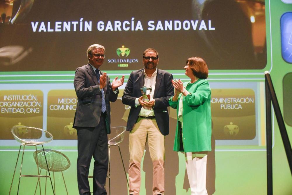 Valentín García recibió la sorpresa de ser presentado por su amigo el portavoz del Gobierno andaluz y recibió el premio de manos de la consejera de Igualdad y Políticas Sociales de la Junta de Andalucía