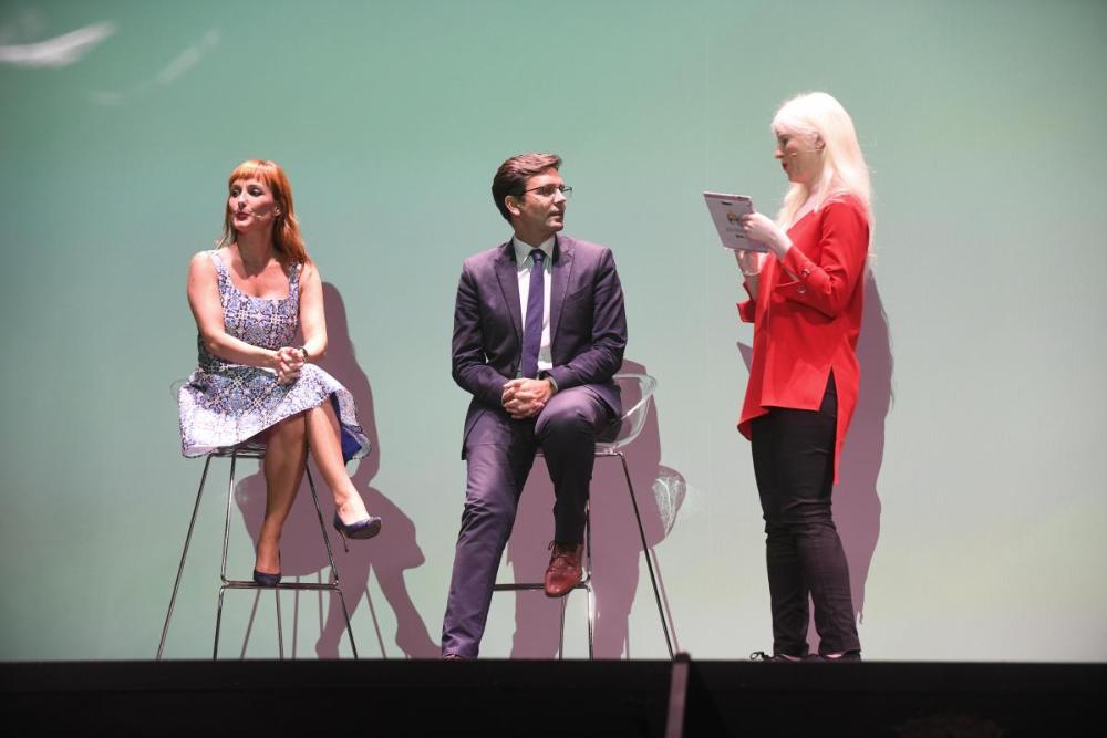 Francisco Cuenca, alcalde de Granada, conversa con las presentadoras de la Gala
