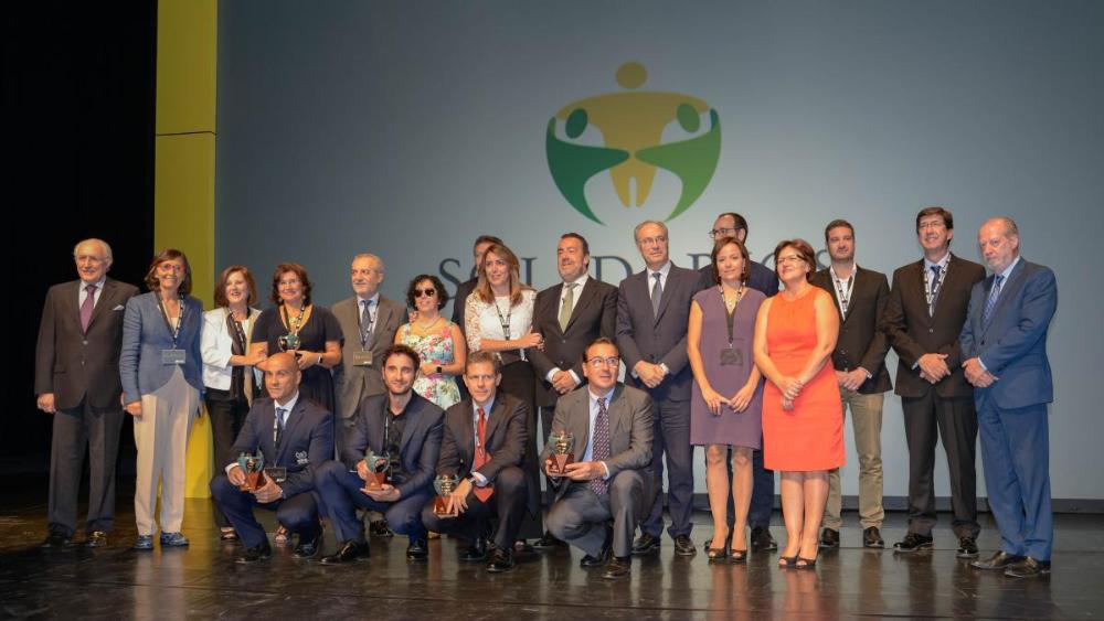 Foto de familia de autoridades y premiados tras la Gala