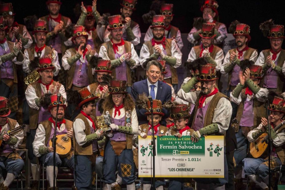 El director de la ONCE en Cádiz, Alberto Ríos, entregó el segundo tercer premio al coro 'Los Chimenea'