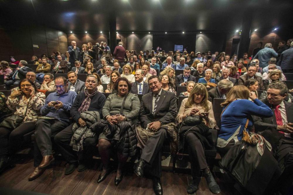 El director general de la ONCE, Ángel Sánchez, y la vicepresidenta del Parlamento de Andalucía, Teresa Jiménez, en la primera fila de invitados