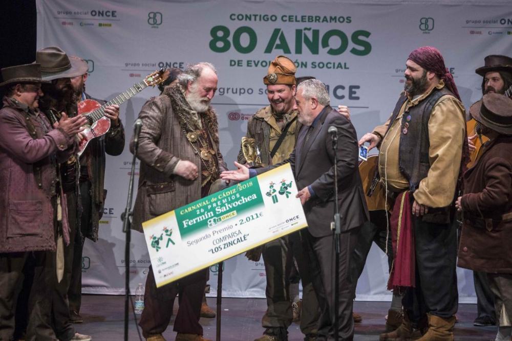 El subdirector general de la RTVA, Joaquín Durán, entregó el segundo premio a la comparsa 'Los Zincalé'