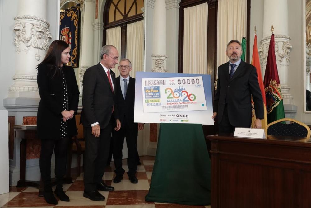 Cristóbal Martínez junto a Francisco de la Torre mostraron el cupón a todos