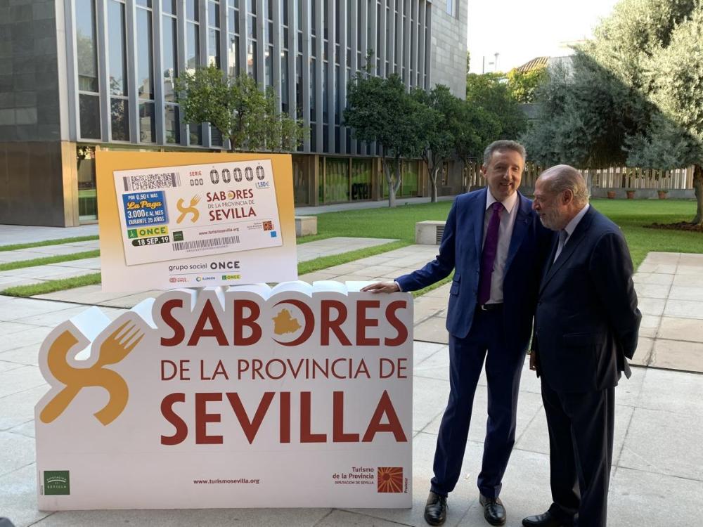 Cristóbal Martínez y Fernando Rodríguez Villalobos conversan tras la presentación del cupón