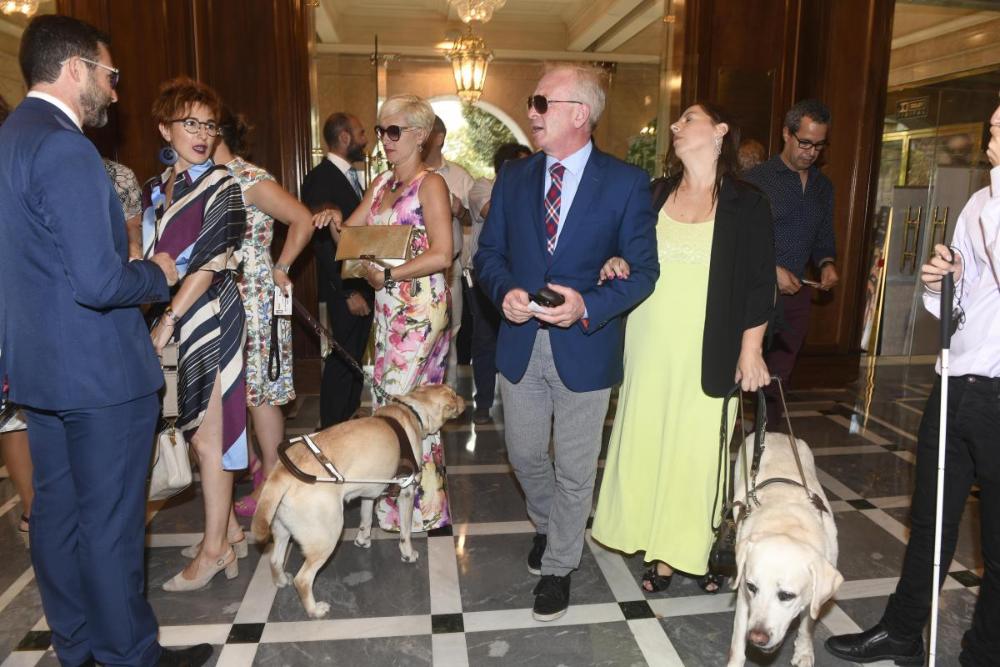 Llegada de los invitados al teatro Isabel la Católica de Granada