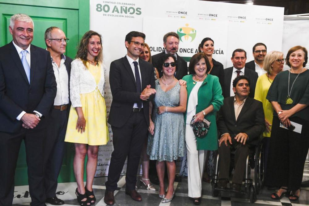 Autoridades y premiados en el photocall del teatro
