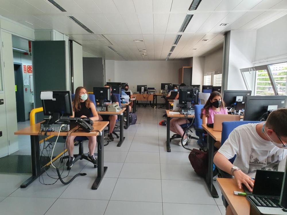 Clase de recursos de idiomas en las aulas del CRE de Sevilla