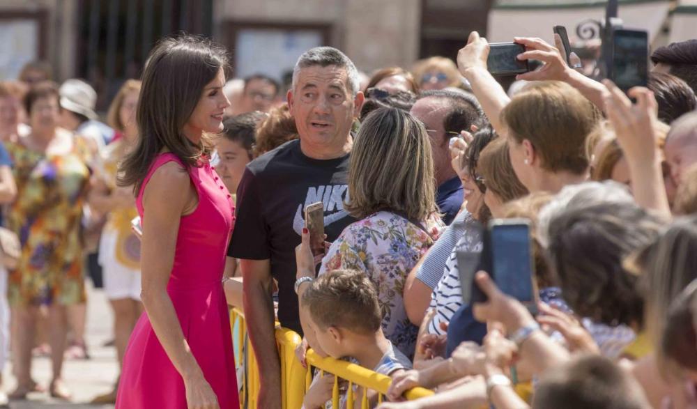Doña Letizia recibió muestras de cariño del público que se congregó a las puertas del Corral de Comedias del Festival de Almagro