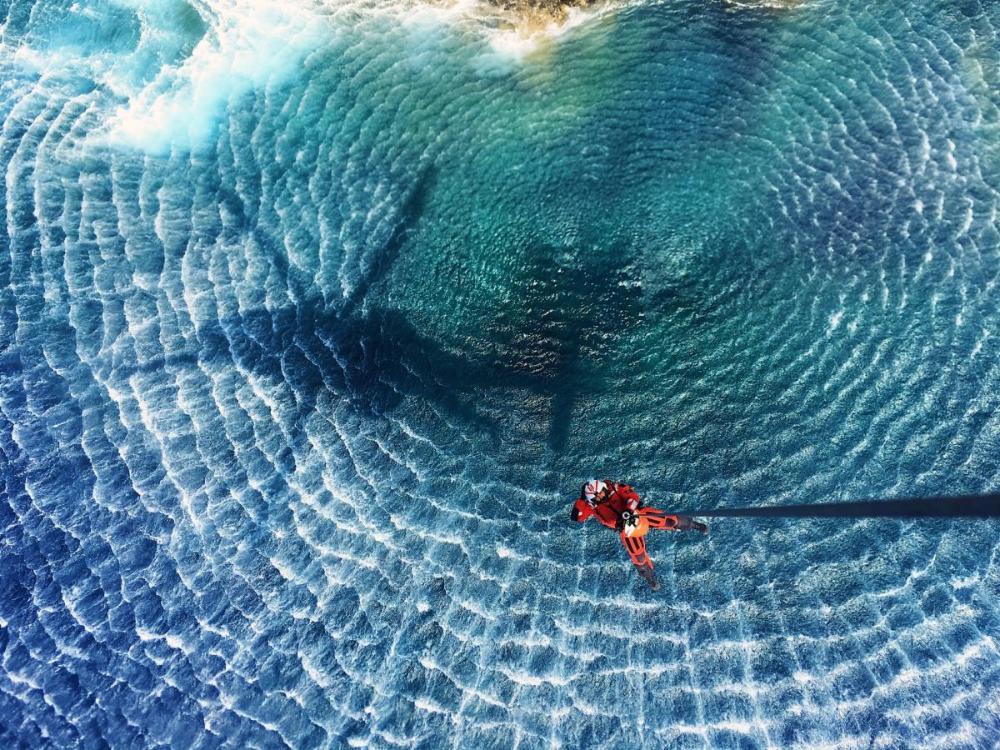 Rescatador de Salvamento Marítimo en una acción humanitaria