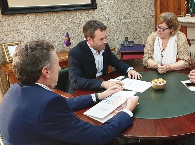 Cristóbal Martínez, Julio Muñoz y Rosario Sedano durante la reunión en la sede de la alcaldía de Jaén