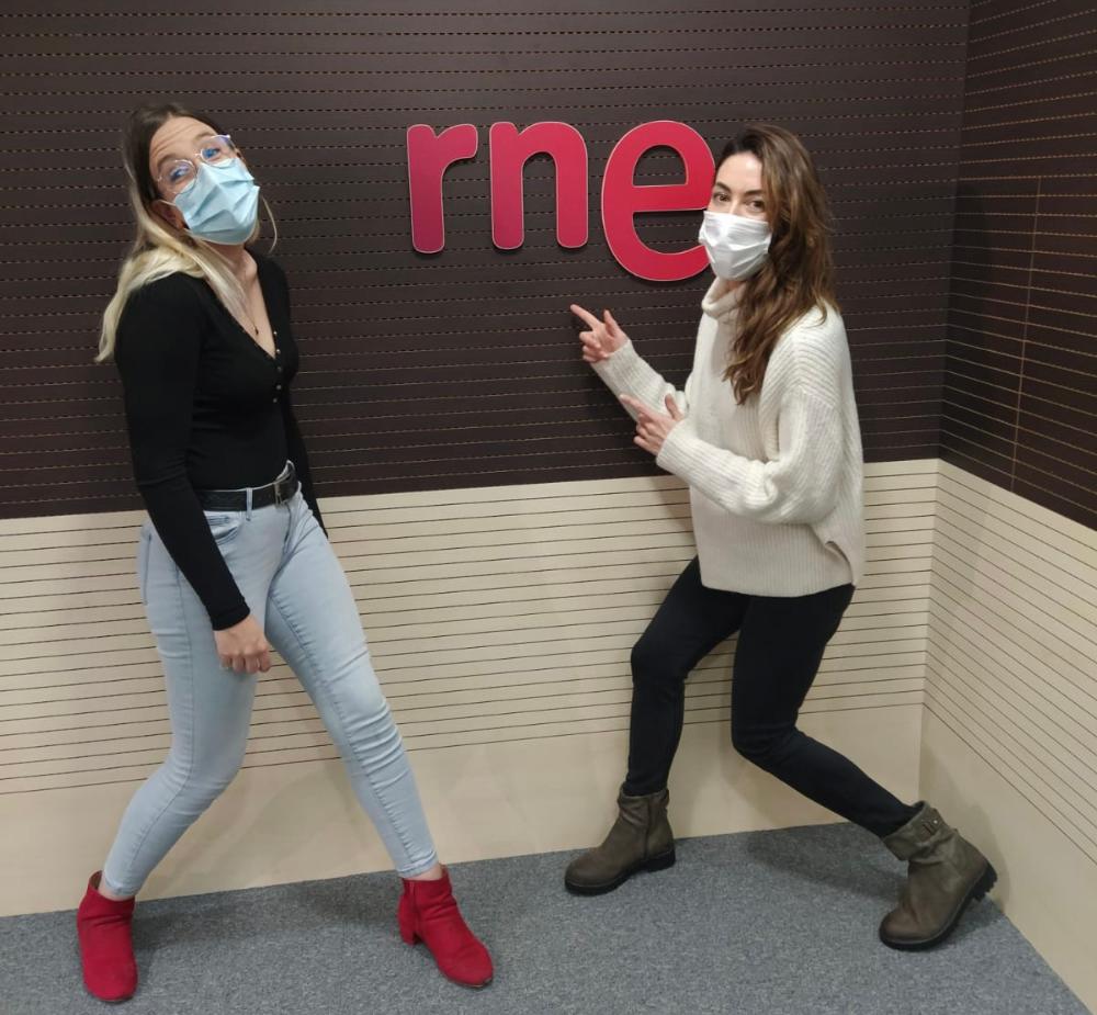 Araceli de Areba con la actriz Mireia Lozano en los estudios de RNE