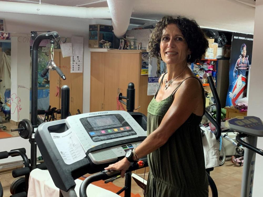 Rocío en la cinta de correr instalada en su casa para ejercer otra de sus grandes pasiones, el deporte