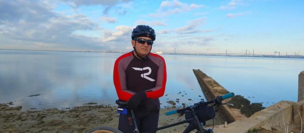 Sergio Cámara con la bahía de Cádiz al fondo