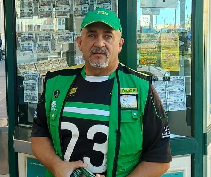 Sergio Cámara en su kiosco en San Fernando: "La ONCE me dio una oportunidad muy grande"