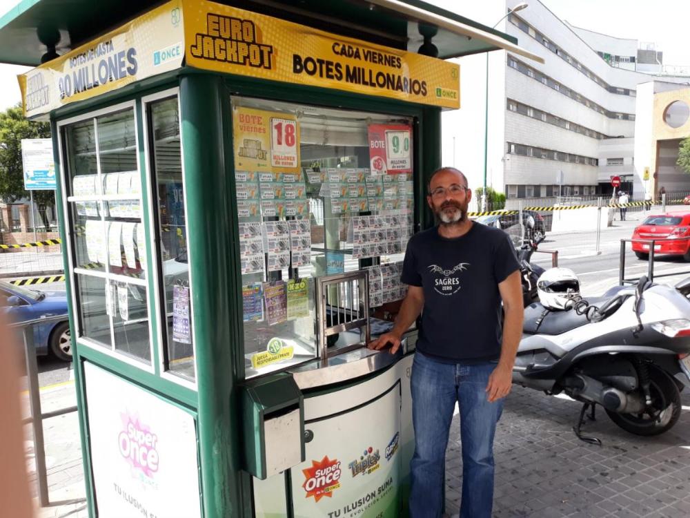 Francisco Javier Espejo, junto a su quiosco en la capital andaluza