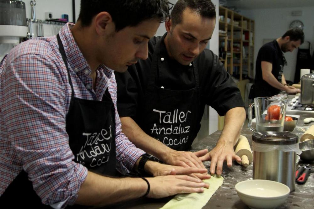 ¿Por qué no sorprender a tu pareja con un taller práctico de cocina?