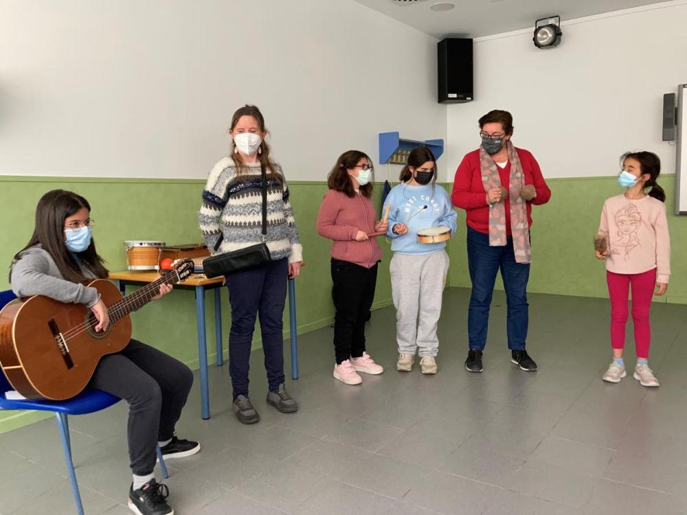 Alumnas con sus monitoras interpretando una emoción a través de los instrumentos