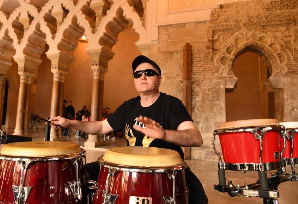 Teo y sus lazarillos durante una de sus actuaciones