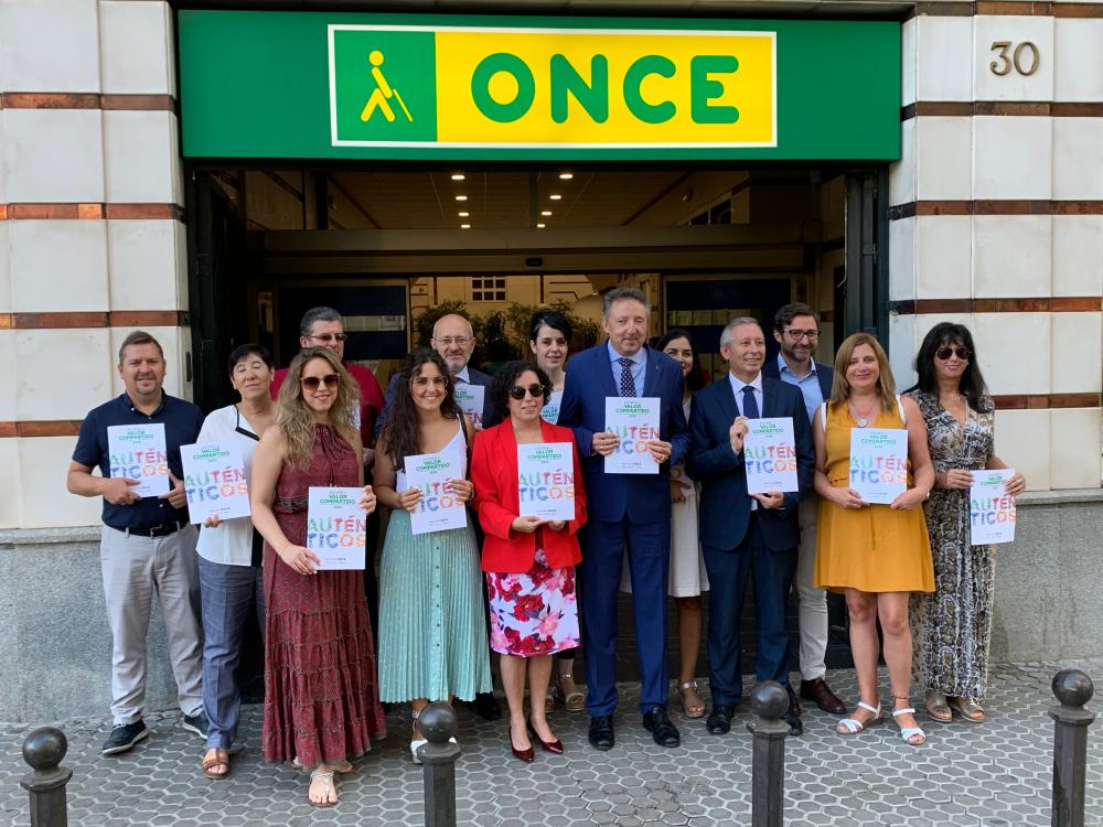 Foto de familia de premiados y autoridades en el Salón de Actos de la Fundación Cajasol