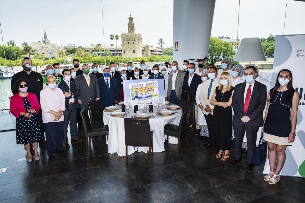 Foto de familia de autoridades y representantes de las distintas escuelas de Hostelería