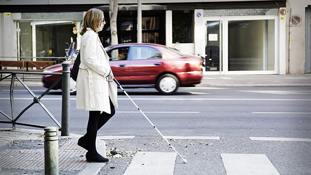 una_mujer_ciega_con_su_baston_blanco_cruza_un_paso_de_cebra_0.jpg